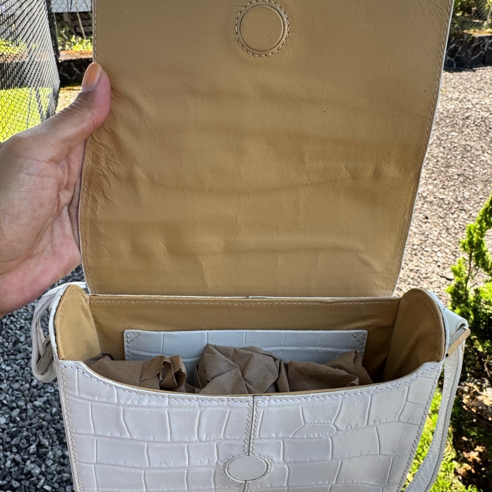 Dooney & Bourke Made in Italy Vintage White Croc Embossed Leather Crossbody Bag - Picture 9 of 14
